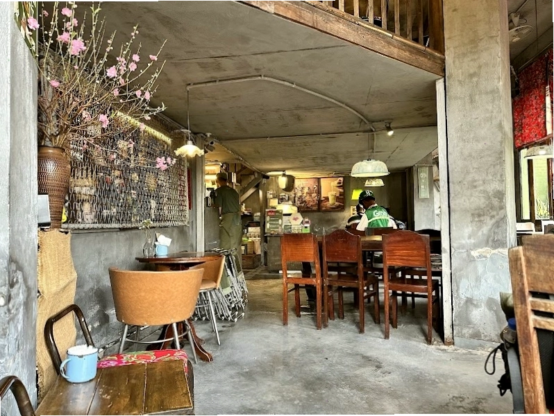 Không gian ấm cúng tại Cộng Cà Phê Lý Tự Trọng với nội thất gỗ và đồ trang trí vintage