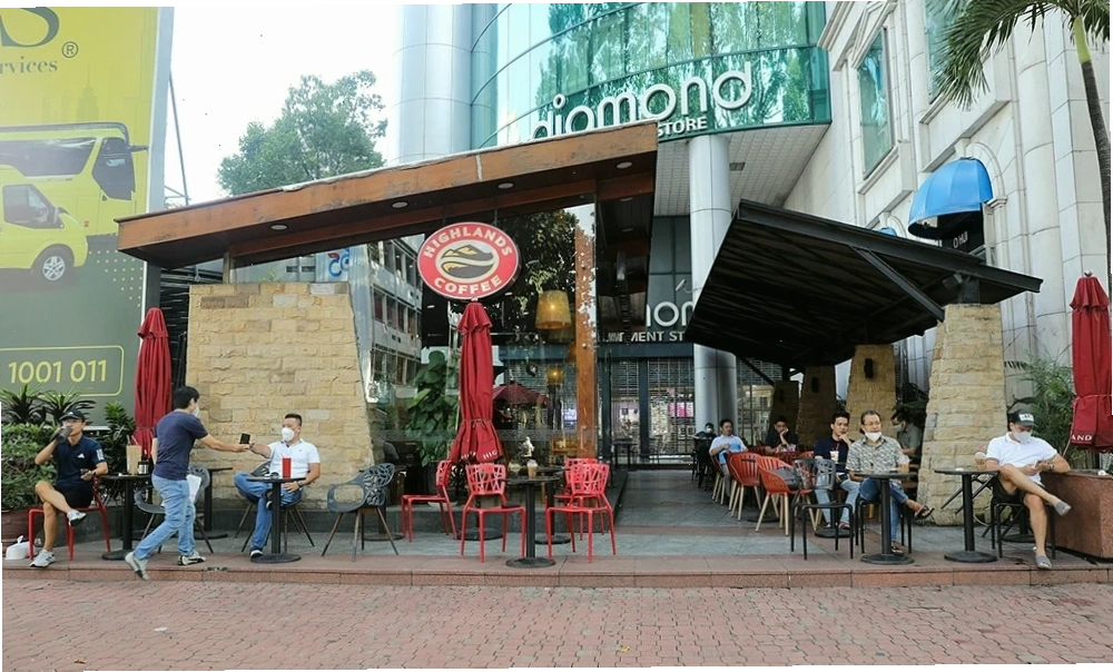 Không gian ấm cúng tại Cửa Ngõ Café, một trong những quán cafe nguyễn thị minh khai được yêu thích