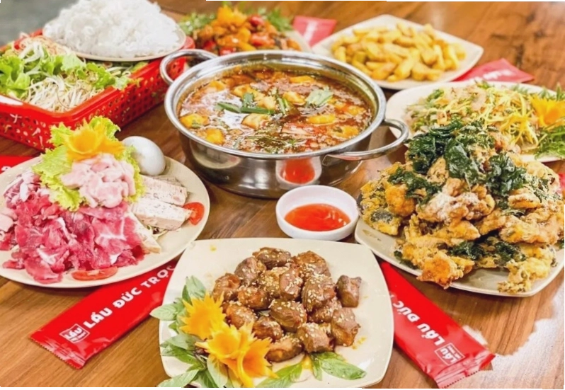 Không gian ấm cúng tại Lẩu Đức Trọc với các món ăn đồng quê hấp dẫn