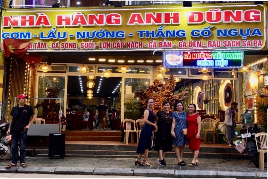 Không gian ấm cúng tại Nhà hàng Anh Dũng Sapa với trang trí tranh phong cảnh