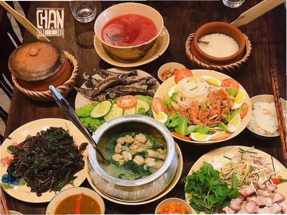 Không gian ấm cúng tại nhà hàng Chạn Huế với tông màu trầm ấm