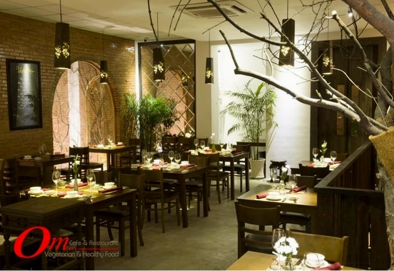 Không gian ấm cúng tại nhà hàng chay Om