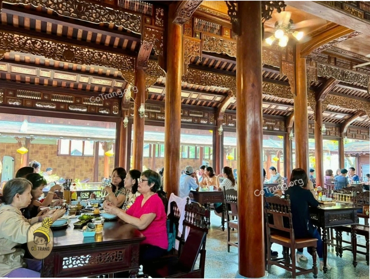 Không gian ấm cúng tại Nhà hàng Gạo Huế