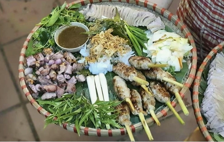 Không gian ấm cúng tại Nhà hàng Hoa Lư