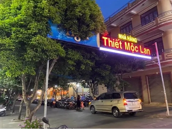 Không gian ấm cúng tại Nhà hàng Thiết Mộc Lan với kiến trúc gỗ