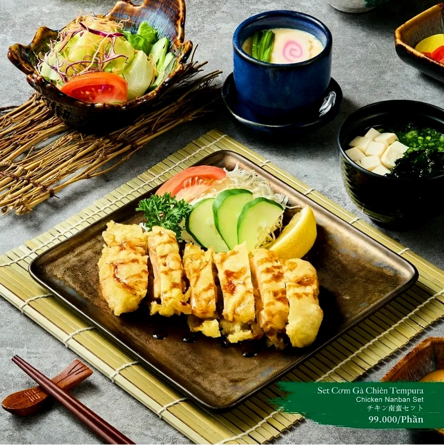 Không gian ấm cúng tại Sushi Tei