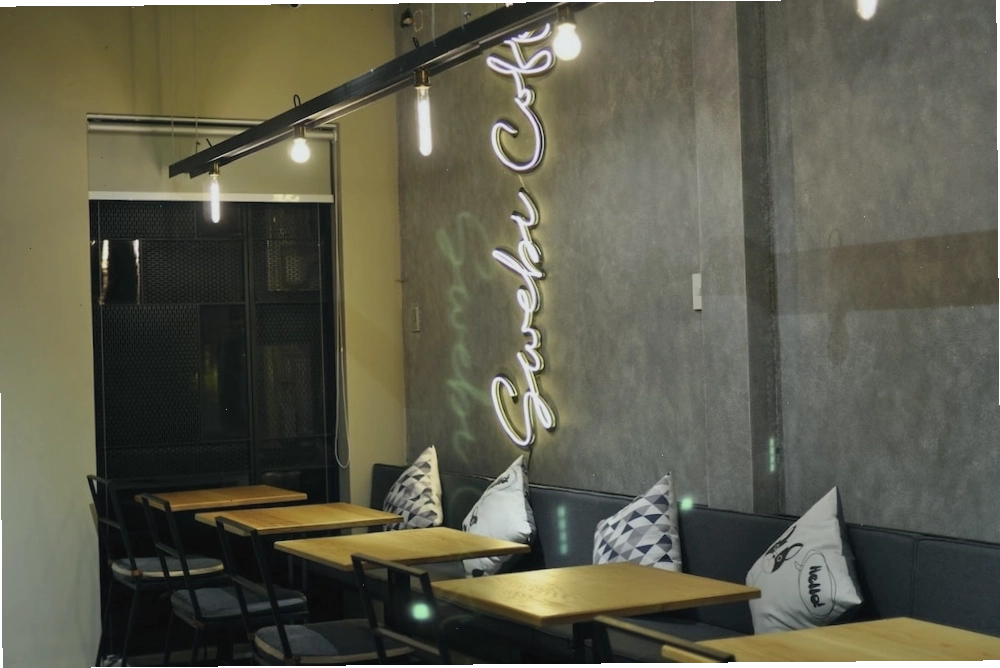 Không gian ấm cúng tại Swebi Coffee Bình Tân với hồ cá Koi