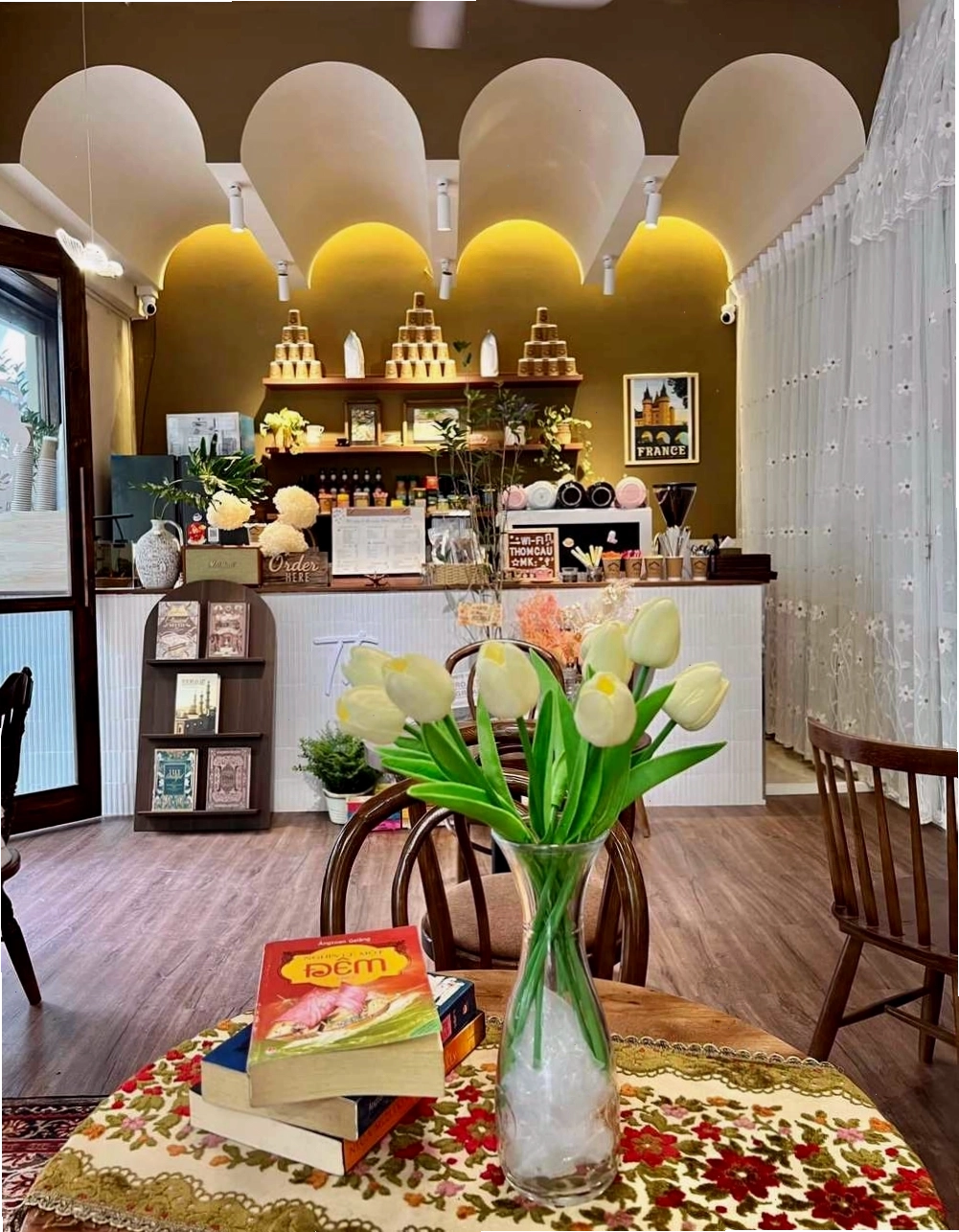 Không gian ấm cúng tại Thom Cau Coffee