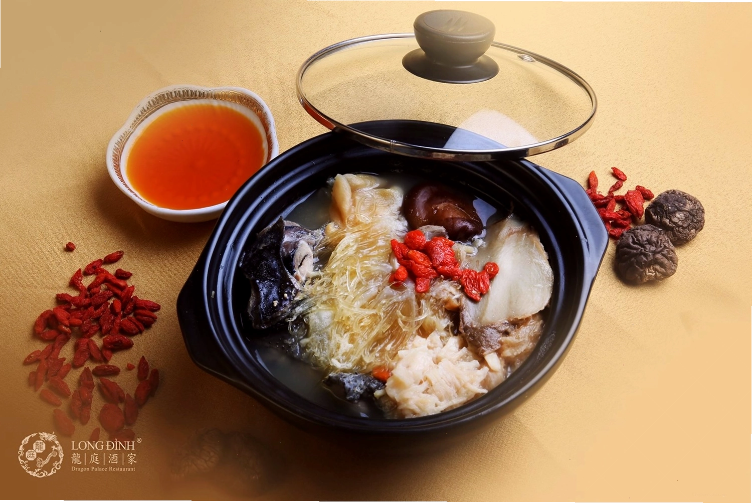 Không gian ấm cúng và sang trọng tại nhà hàng Long Đình