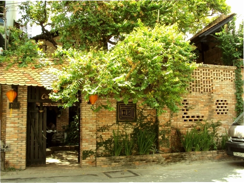 Không gian ấm cúng với ánh đèn vàng dịu nhẹ tại Cà phê Cõi Xưa