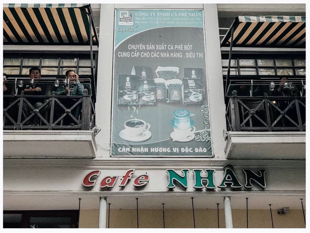 Không gian ấm cúng với bàn ghế gỗ tại Cafe Đinh