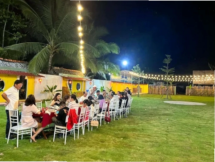 Không gian ăn uống ngoài trời tại homestay miền Tây
