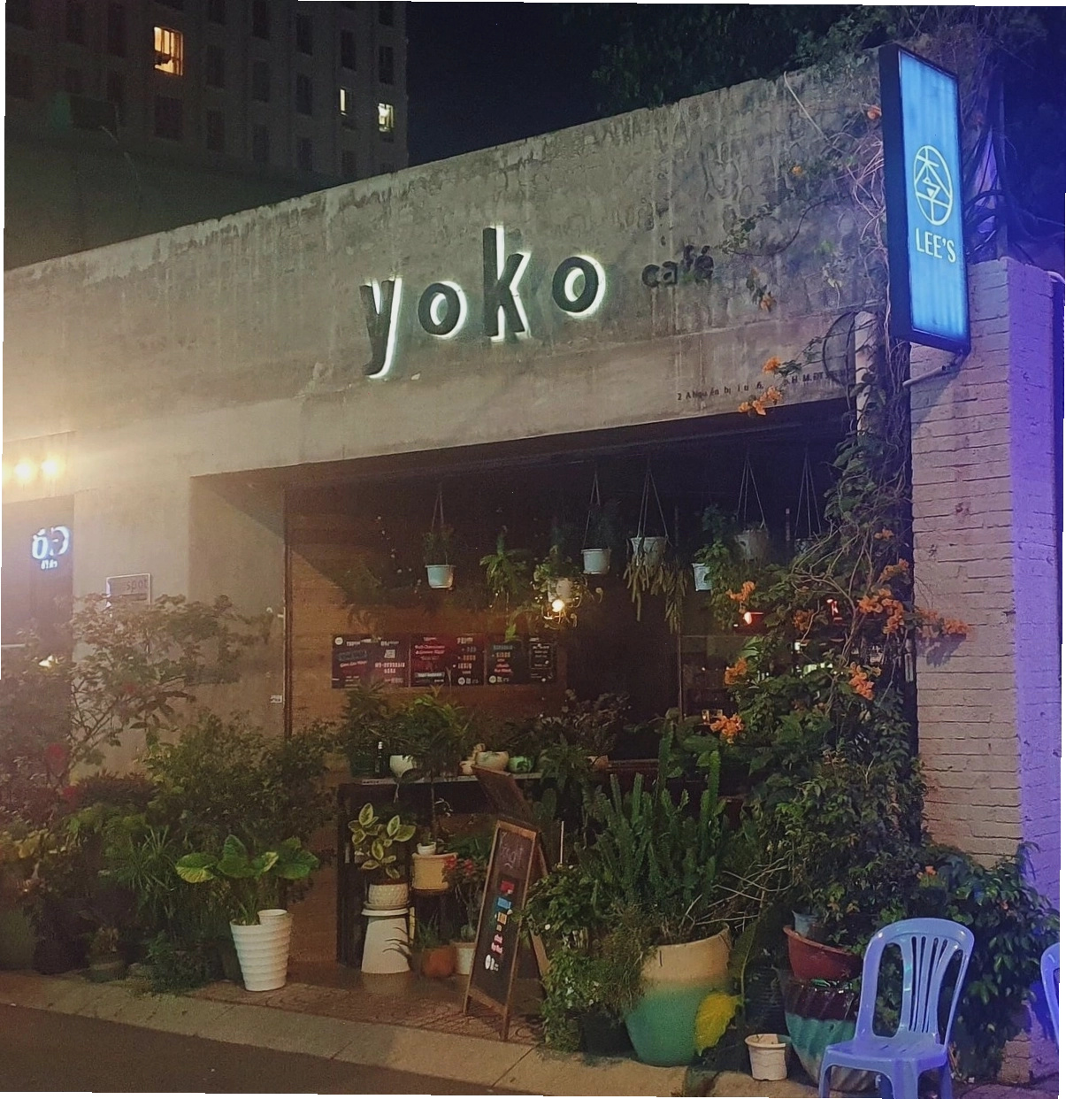 Không gian bàn ghế được sắp xếp gọn gàng tại Yoko Cafe