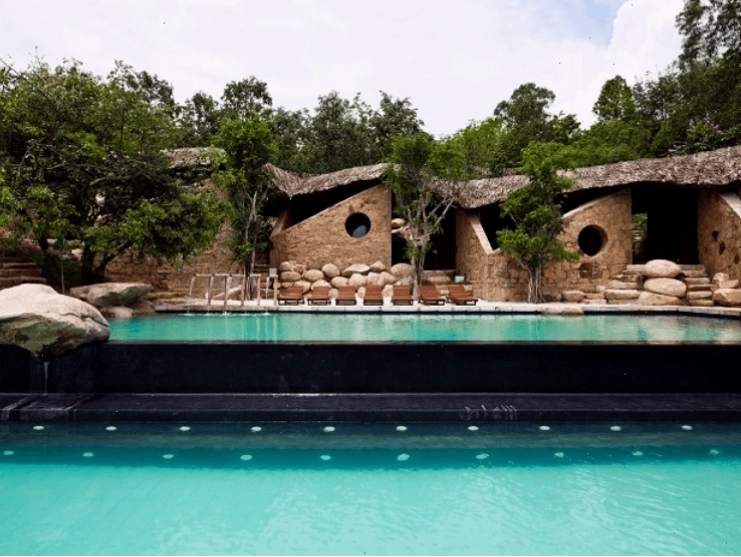 Không gian bể bơi khoáng nóng sang trọng tại I-Resort Nha Trang