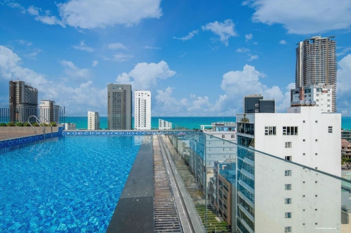 Không gian bể bơi tại Yes Hotel