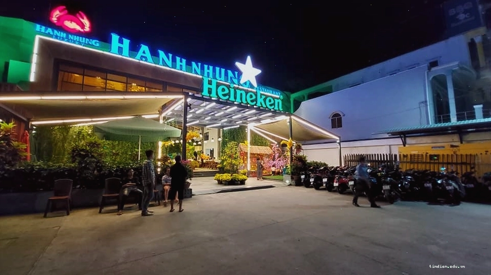 Không gian bên ngoài Hạnh Nhung Luxury Restaurant lung linh về đêm