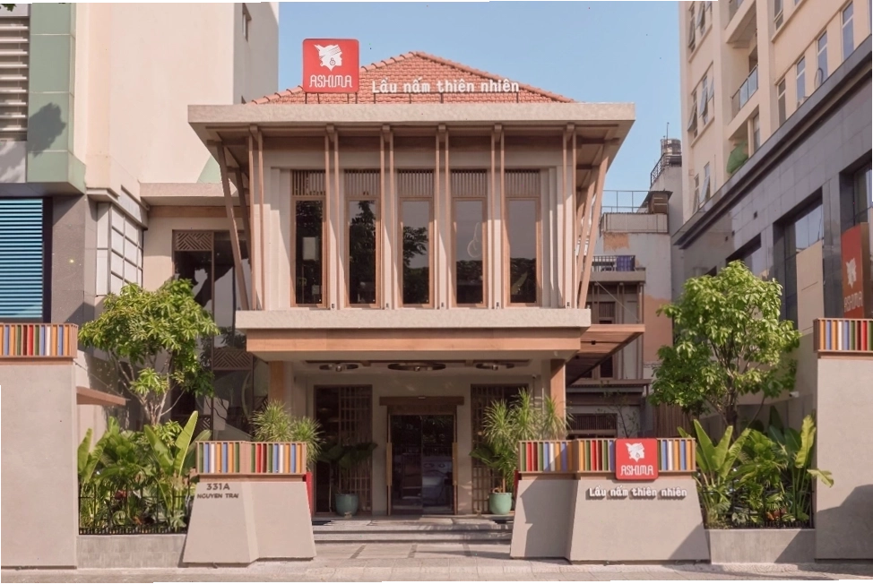 Không gian bên ngoài nhà hàng Ashima Nguyễn Trãi lấy cảm hứng từ Shangri-la