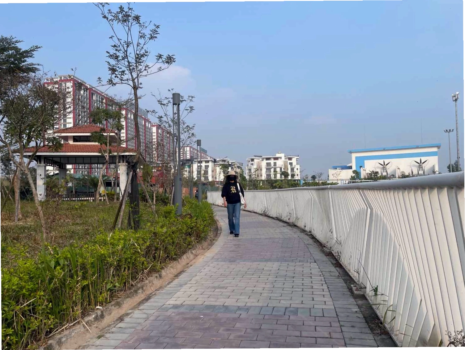 Không gian bên trong công viên Ngọc Thụy thông thoáng và sạch đẹp trở lại
