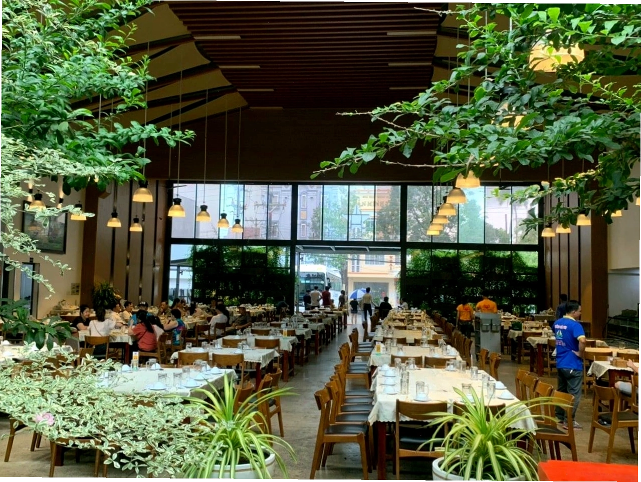 Không gian bên trong Hạnh Nhung Luxury Restaurant với thiết kế mái trong suốt và cây xanh