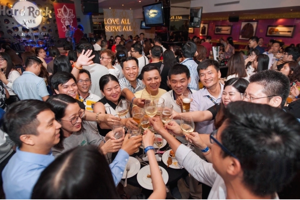 Không gian bên trong Hard Rock Cafe Hà Nội với kiến trúc độc đáo