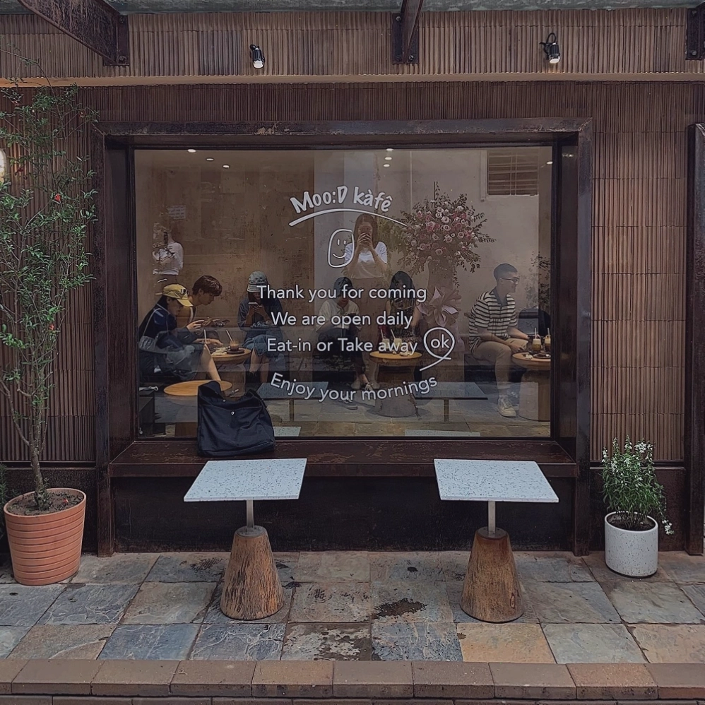 Không gian bên trong Mood Cafe ấm cúng và gần gũi