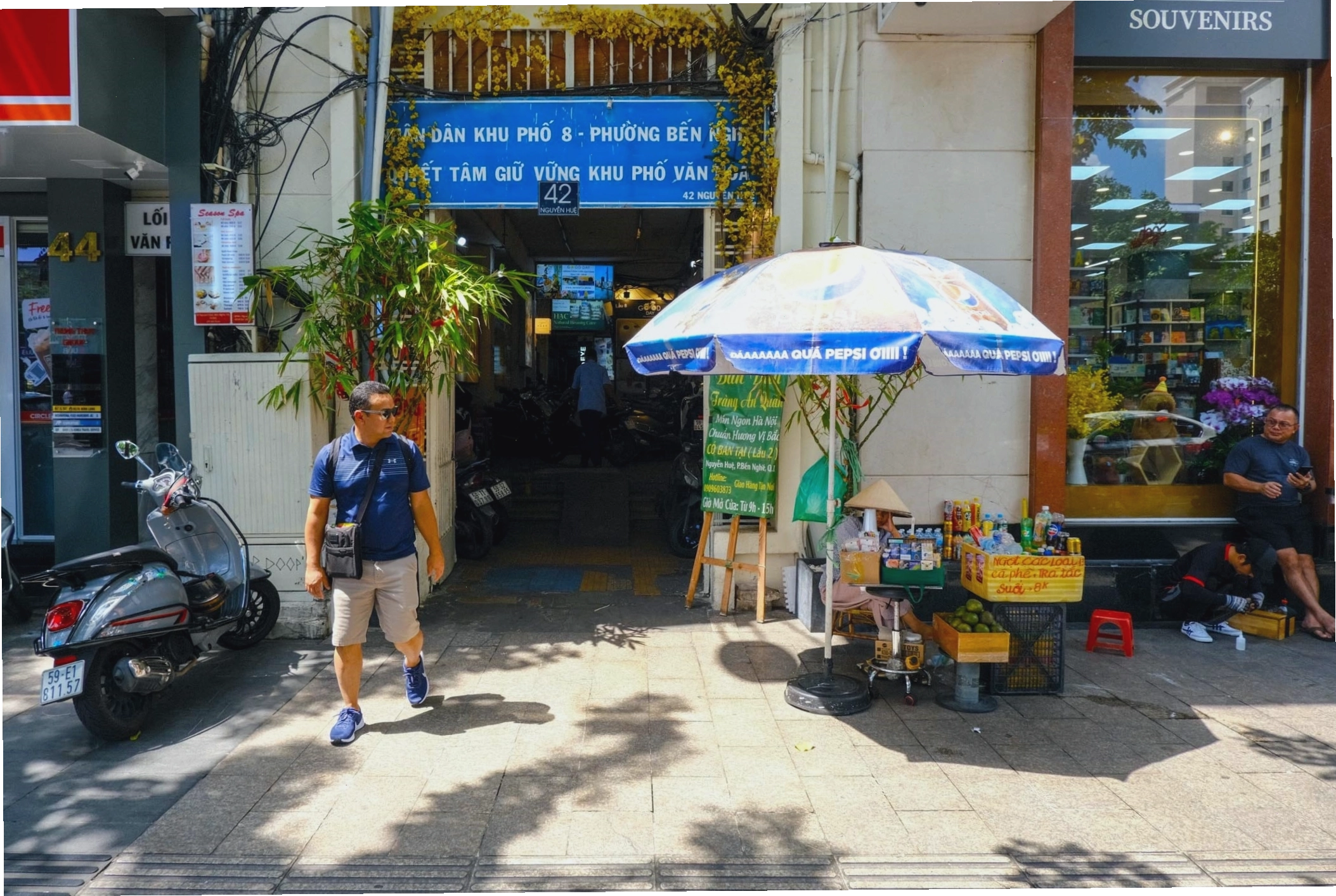 Không gian bên trong một quán cafe tại The Cafe Apartment