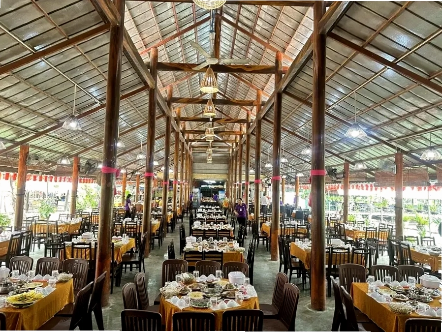 Không gian bên trong nhà hàng Cồn Phụng với thiết kế ấm cúng