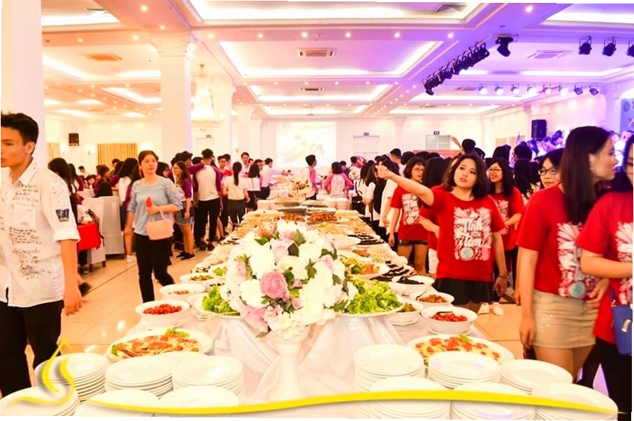 Không gian bên trong nhà hàng Hương Sen Mễ Trì với nhiều khu vực bàn ăn