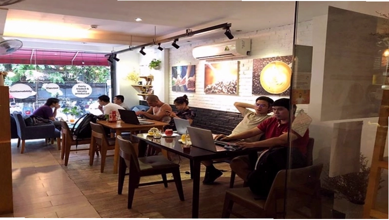 Không gian bên trong quán cafe D2 với bàn ghế gỗ, ánh sáng dịu nhẹ