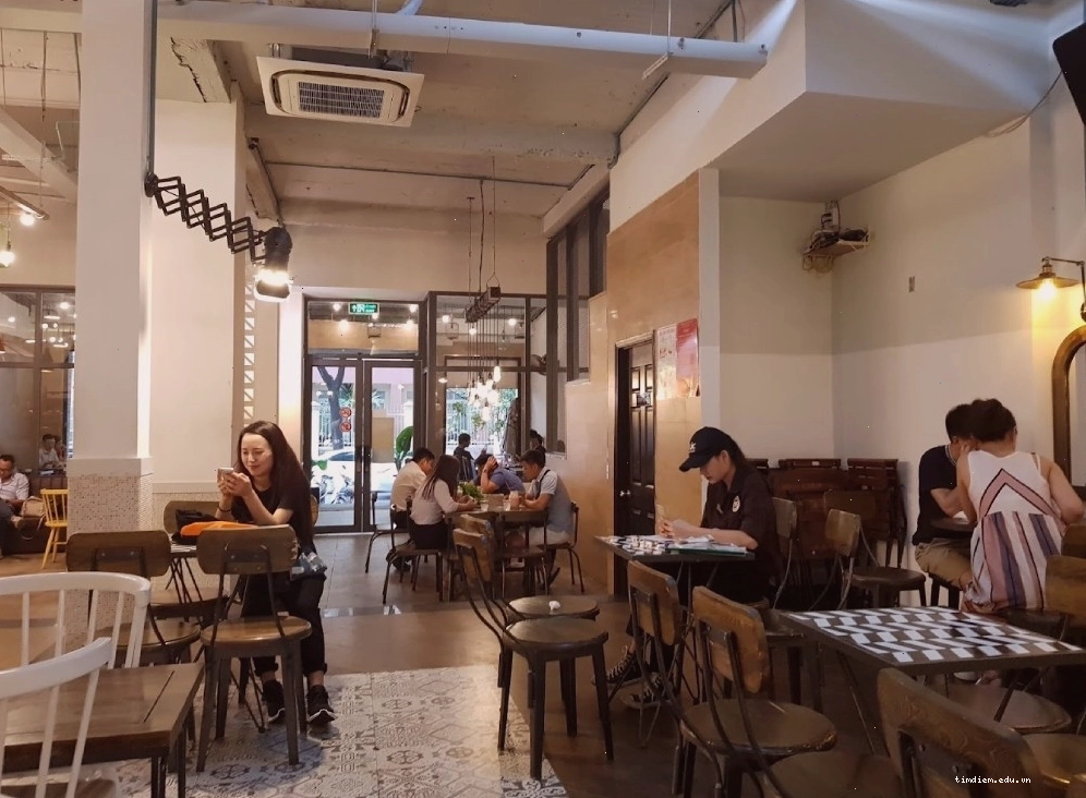 Không gian bên trong quán Cafe Đen Đá, một quán cafe 24h Quận 1