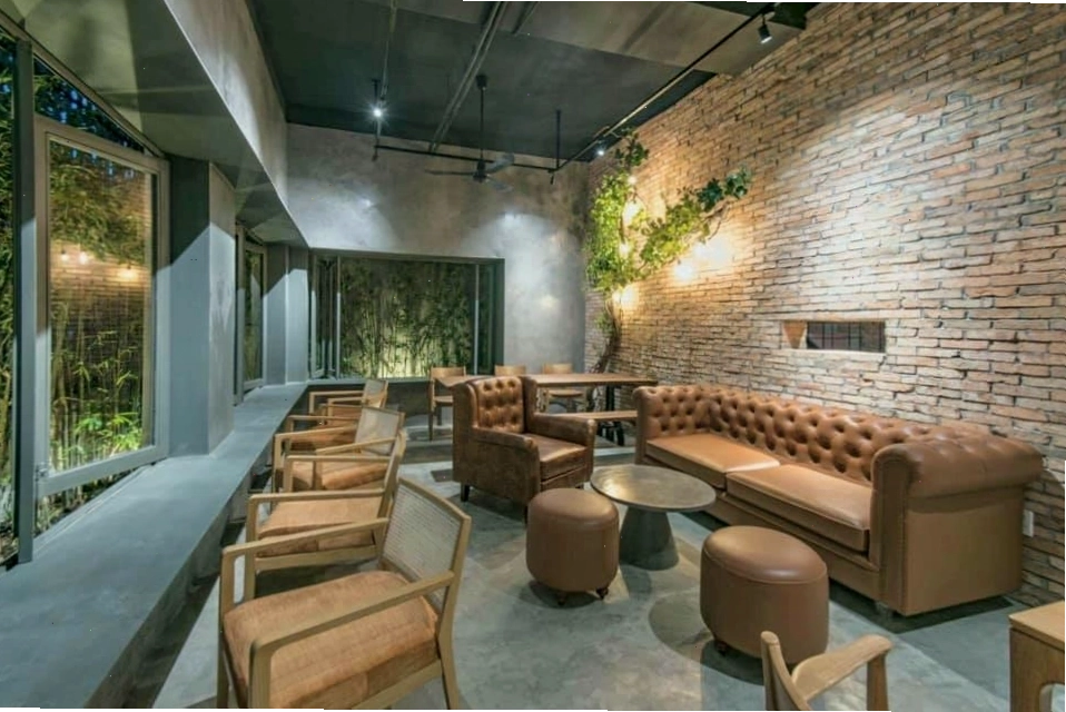 Không gian bên trong The 59 Cafe với tông màu xám chủ đạo và nội thất gỗ