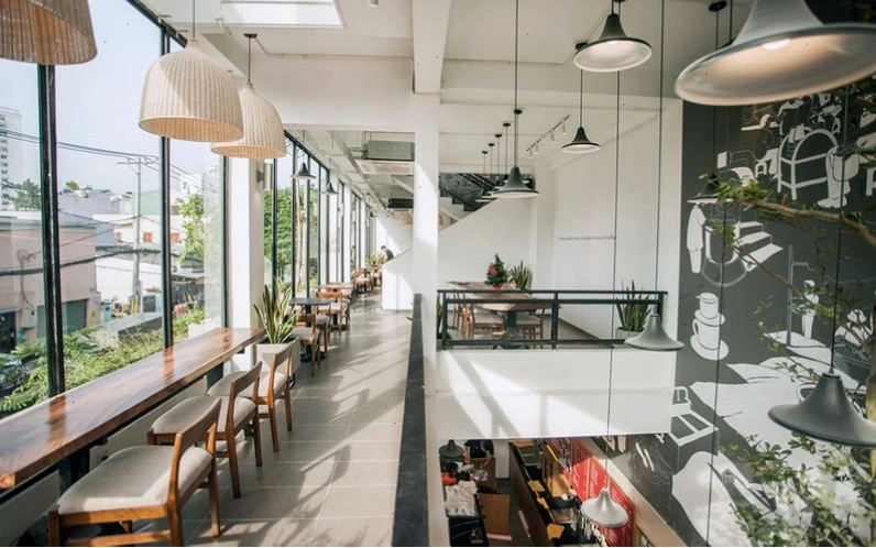 Không gian bên trong The Coffee House Lũy Bán Bích với hai tầng rộng rãi