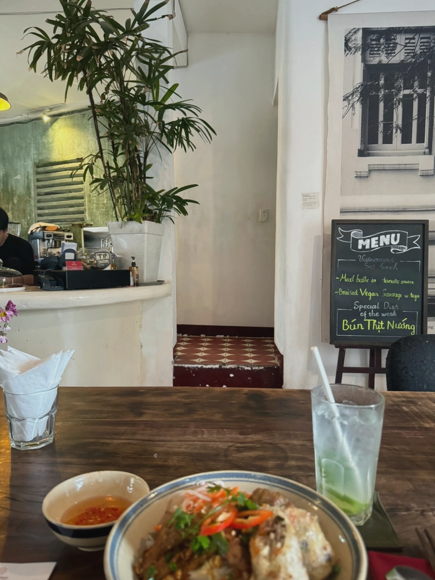 Không gian bên trong The Old Compass Cafe and Bar