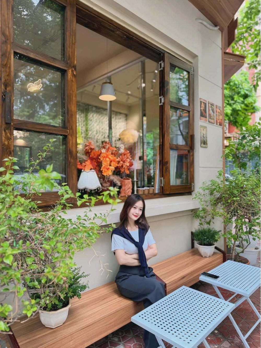 Không gian bên trong Thom Cau Coffee lung linh ánh đèn