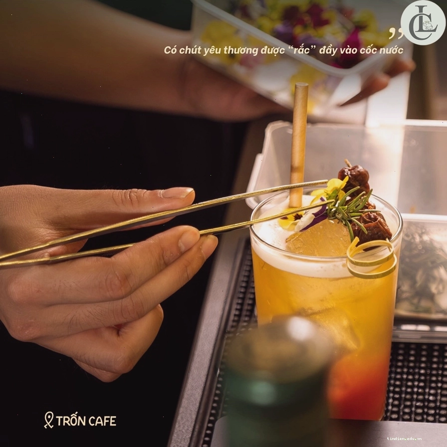 Không gian bên trong Trốn Cafe với nhiều góc ngồi yên tĩnh và cây xanh