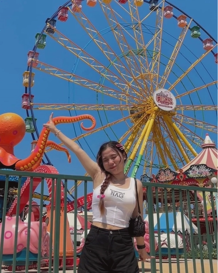 Không gian biển xanh cát trắng tại Bikini Beach