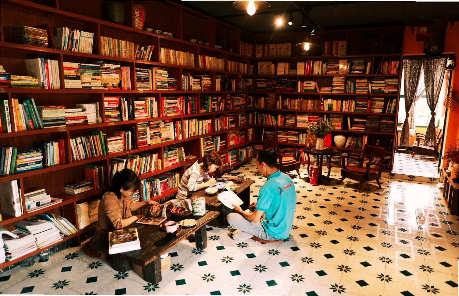 Không gian cafe sách hiện đại với nhiều loại sách