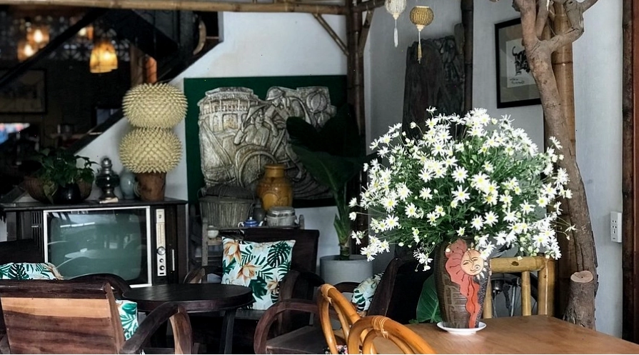 Không gian chung của quán 92 Station Restaurant & Cafe nhìn từ dưới lên