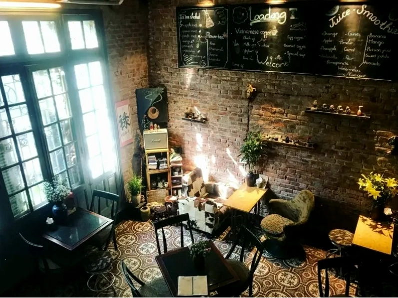 Không gian cổ kính bên trong Loading T Cafe, một quán cafe đẹp ở Hoàn Kiếm