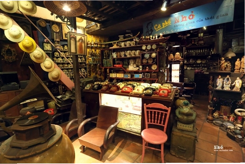 Không gian cũ kỹ và ấm áp tại Nhỏ Cafe