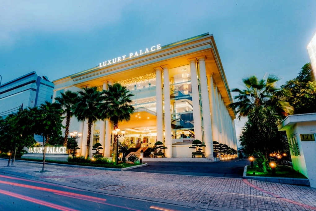 Không gian cưới hoàng gia lộng lẫy tại Luxury Palace