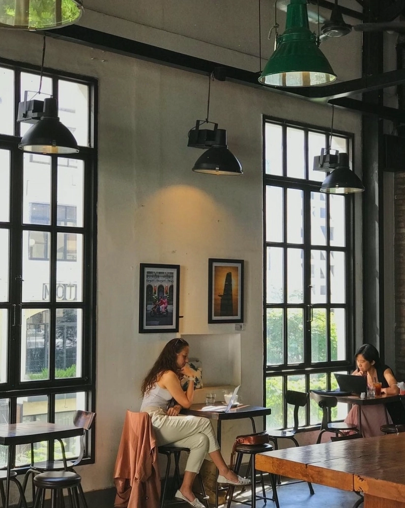 Không gian độc đáo tại The Workshop Coffee Sài Gòn với âm thanh máy pha cà phê và tiếng gõ bàn phím