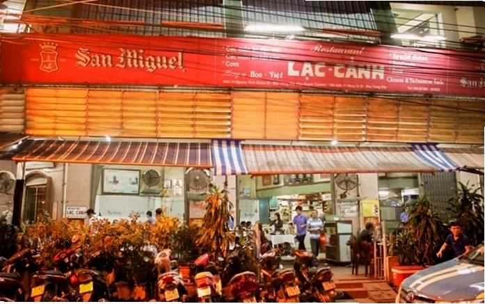 Không gian đông đúc tại Quán bò nướng Lạc Cảnh Nha Trang