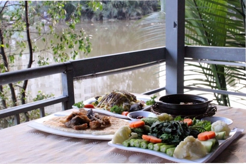 Không gian dùng bữa thân mật tại nhà hàng ven sông Ngã Ba Sông