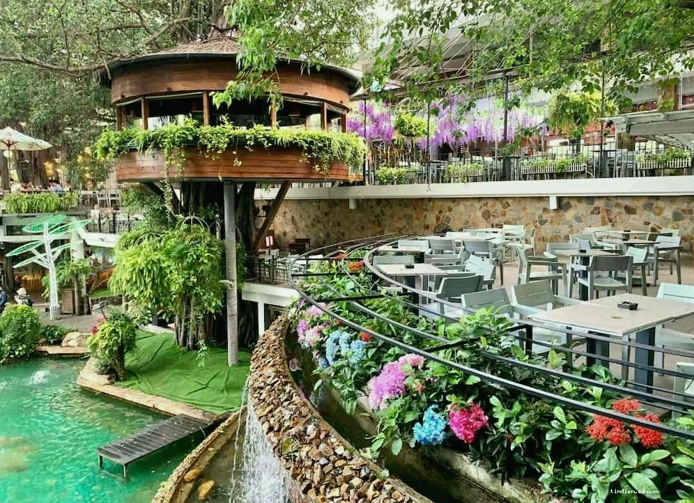 Không gian được chia thành nhiều khu vực tại Du Miên Garden Cafe