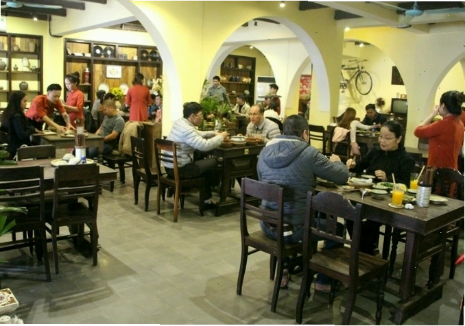 Không gian hai tầng thoáng đãng của nhà hàng Chạn Huế