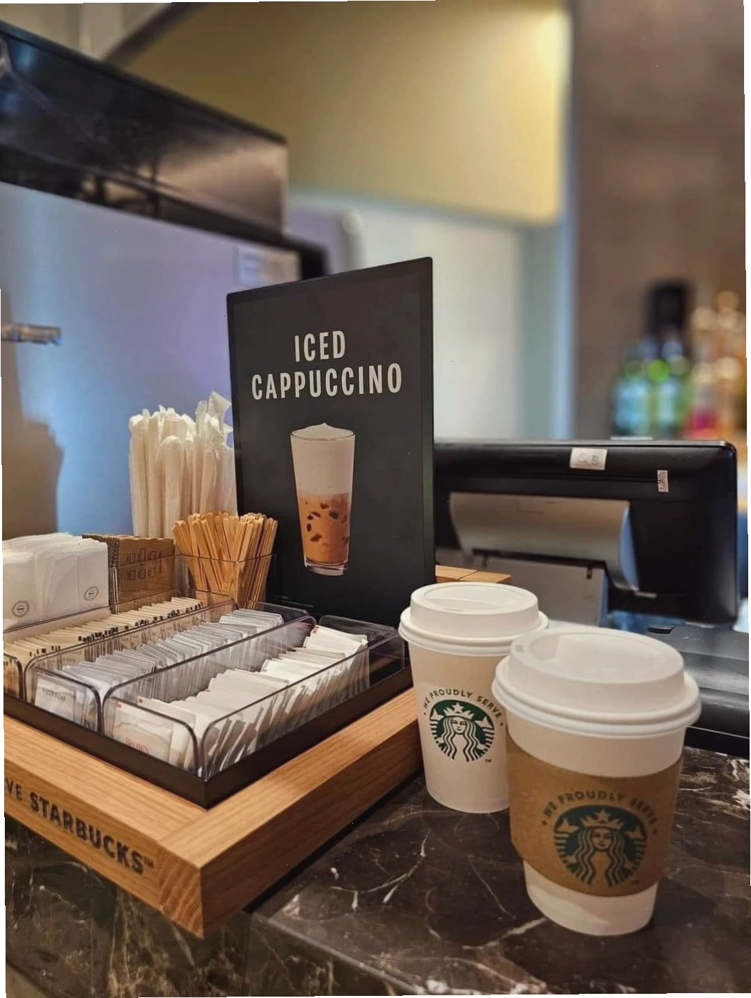 Không gian hiện đại của Starbucks Cần Thơ nhìn ra thành phố