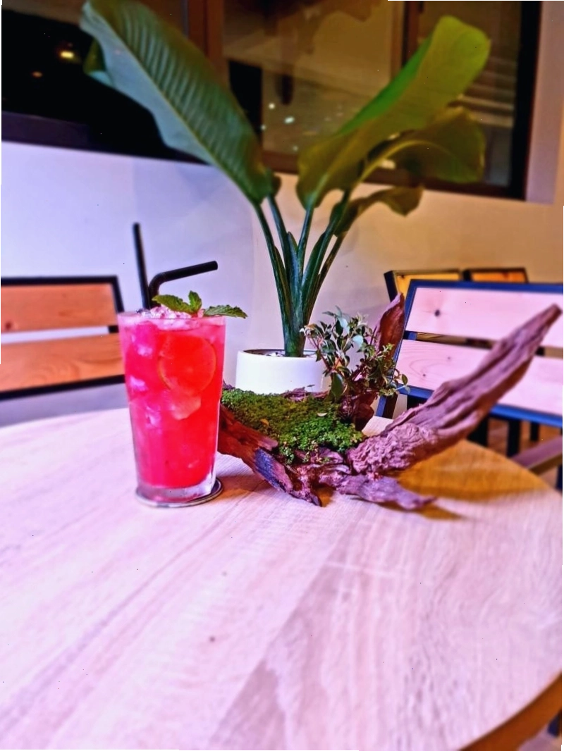 Không gian hiện đại với hồ cá Koi tại Rich Coffee