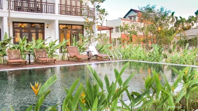Không gian hồ bơi ngoài trời tại Mulberry Collection Silk Village