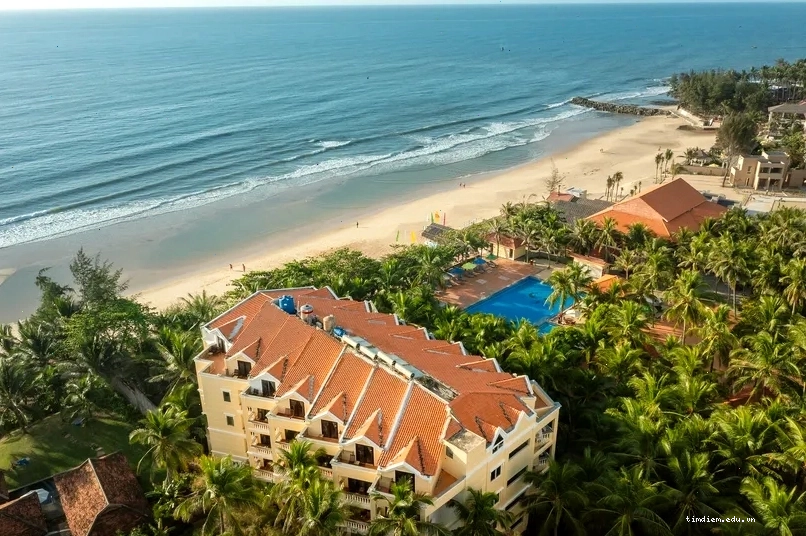 Không gian hồ bơi tại Sea Lion Beach Resort & Spa Mũi Né